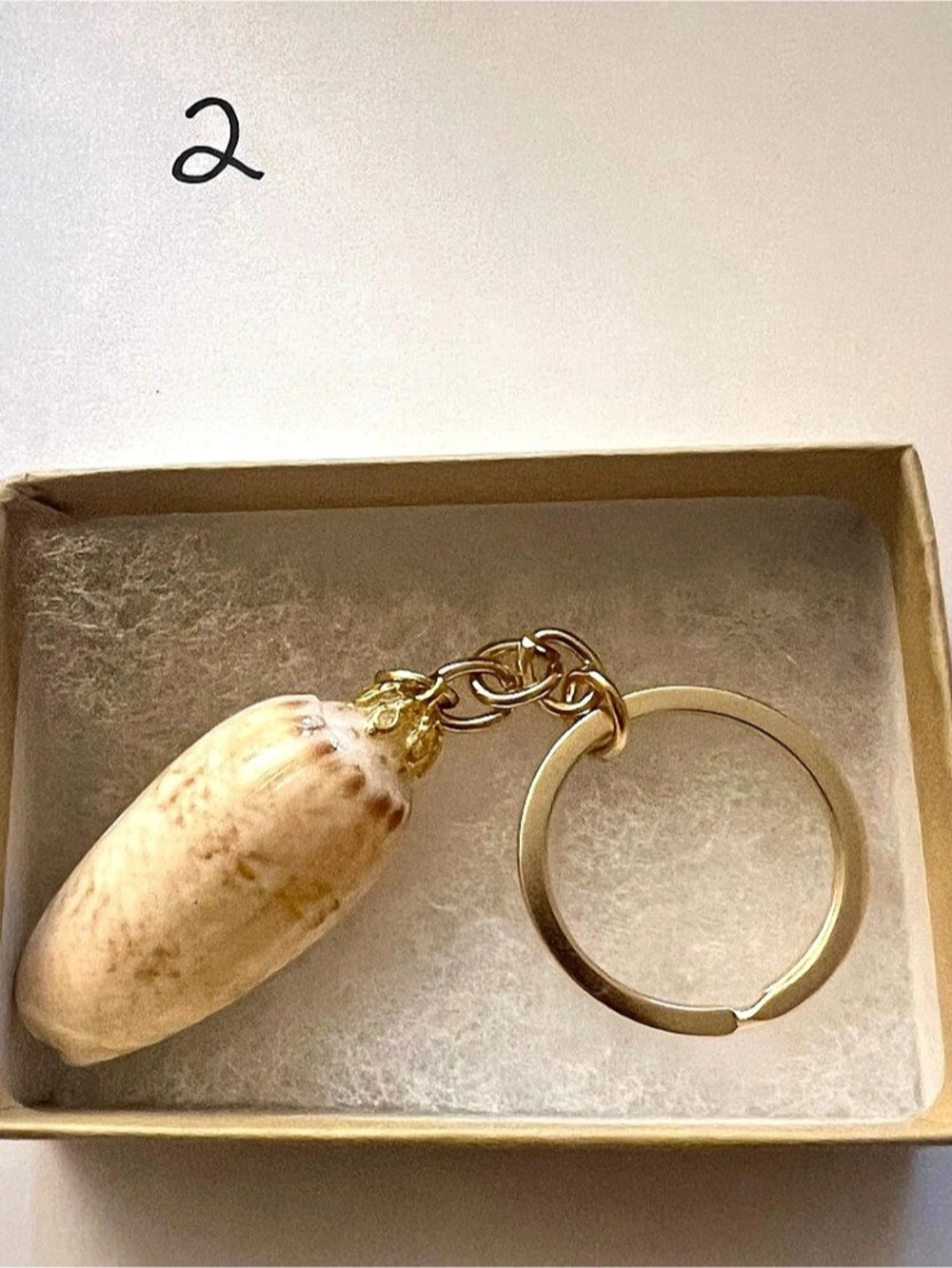 Shell Pendant Keychain in Cream & Gold